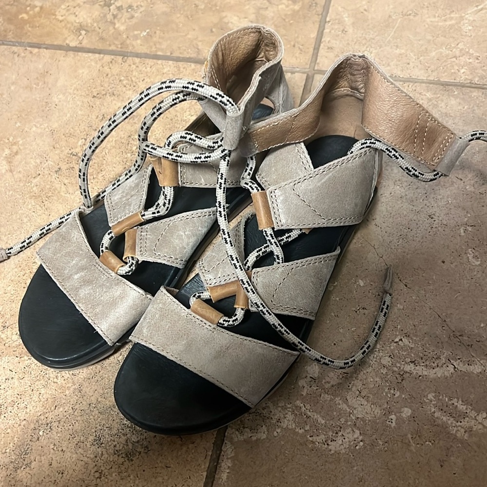 Sorel lace up sandal size 9 W